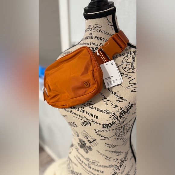 Lululemon Everywhere Belt Bag NWT Burnt Orange Nylon Crossbody Belt Bag - Picture 5 of 9